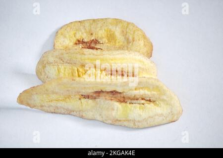 banana chips su sfondo bianco pronto per la vendita isolato Foto Stock