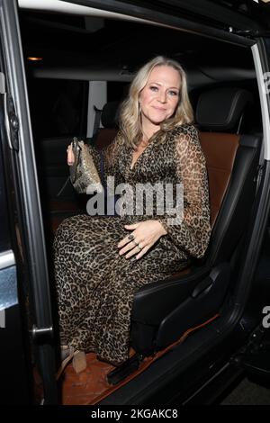 Kellie Bright parte dall'annuale TV Choice Awards all'Hilton Hotel di Londra. Foto Stock