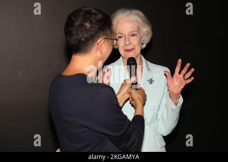 Sydney, Australia. 23rd novembre 2022. Zampatti Powerhouse è un'importante mostra di indagine che celebra la vita e l'eredità dell'iconico australiano a Powerhouse ultimo. Prima retrospettiva internazionale esclusiva di Carla Zampatti AC, OMRI (1938–2021) presenta la vita e il lavoro dell'inimitabile designer italiano, amato come icona della moda australiana. Nella foto: Il curatore Roger Leong parla con Dame Quentin Alice Louise Bryce, ad, CVO ex governatore generale dell'Australia sull'abito Zampatti che ha prestato all'esposizione. Credit: Richard Milnes/Alamy Live News Foto Stock