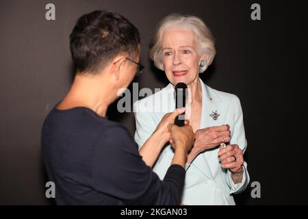 Sydney, Australia. 23rd novembre 2022. Zampatti Powerhouse è un'importante mostra di indagine che celebra la vita e l'eredità dell'iconico australiano a Powerhouse ultimo. Prima retrospettiva internazionale esclusiva di Carla Zampatti AC, OMRI (1938–2021) presenta la vita e il lavoro dell'inimitabile designer italiano, amato come icona della moda australiana. Nella foto: Il curatore Roger Leong parla con Dame Quentin Alice Louise Bryce, ad, CVO ex governatore generale dell'Australia sull'abito Zampatti che ha prestato all'esposizione. Credit: Richard Milnes/Alamy Live News Foto Stock