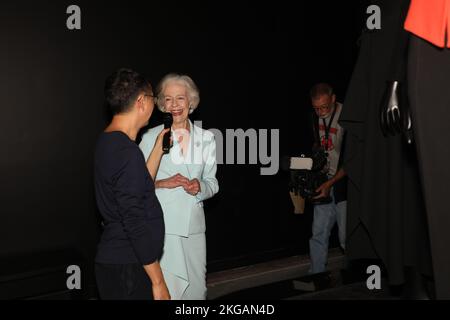 Sydney, Australia. 23rd novembre 2022. Zampatti Powerhouse è un'importante mostra di indagine che celebra la vita e l'eredità dell'iconico australiano a Powerhouse ultimo. Prima retrospettiva internazionale esclusiva di Carla Zampatti AC, OMRI (1938–2021) presenta la vita e il lavoro dell'inimitabile designer italiano, amato come icona della moda australiana. Nella foto: Il curatore Roger Leong parla con Dame Quentin Alice Louise Bryce, ad, CVO ex governatore generale dell'Australia sull'abito Zampatti che ha prestato all'esposizione. Credit: Richard Milnes/Alamy Live News Foto Stock