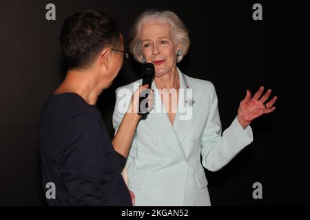 Sydney, Australia. 23rd novembre 2022. Zampatti Powerhouse è un'importante mostra di indagine che celebra la vita e l'eredità dell'iconico australiano a Powerhouse ultimo. Prima retrospettiva internazionale esclusiva di Carla Zampatti AC, OMRI (1938–2021) presenta la vita e il lavoro dell'inimitabile designer italiano, amato come icona della moda australiana. Nella foto: Il curatore Roger Leong parla con Dame Quentin Alice Louise Bryce, ad, CVO ex governatore generale dell'Australia sull'abito Zampatti che ha prestato all'esposizione. Credit: Richard Milnes/Alamy Live News Foto Stock