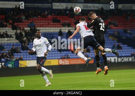 George Ray di Barrow si dirige in gol durante l'EFL Trophy Round of 32 match tra Bolton Wanderers e Barrow presso l'Università di Bolton Stadium, martedì 22nd novembre 2022 a Bolton, Inghilterra. (Foto di: Mark Fletcher | MI News) Credit: MI News & Sport /Alamy Live News Foto Stock