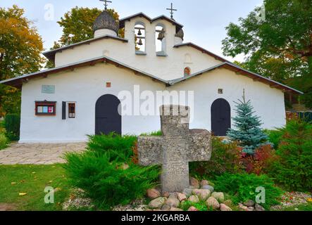 Chiese in stile Pskov. "Chiesa dell'intercessione sulla breccia", croce commemorativa dell'apparizione della Madre di Dio, monumenti di Cristiano Foto Stock