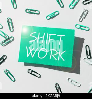 Lavoro di spostamento del testo nella scrittura a mano. Parola scritta sul lavoro comprendente periodi in cui gruppi di lavoratori svolgono i lavori a rotazione Foto Stock