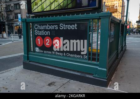 NEW YORK, N.Y. — 1 settembre 2022: Un ingresso della metropolitana di Chambers Street Station è visto a Lower Manhattan. Foto Stock