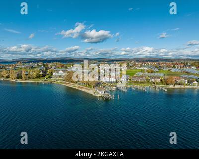 Vista sul Lago di Costanza con la parte meridionale dell'isola di Reichenau, sulla sinistra il tradizionale hotel sulla spiaggia Löchnerhaus, nel centro della Foto Stock