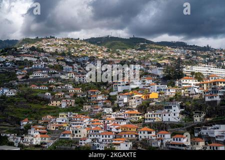 Vista delle case della città, funivia per Monte, Funchal, Madeira, Portogallo, Europa Foto Stock