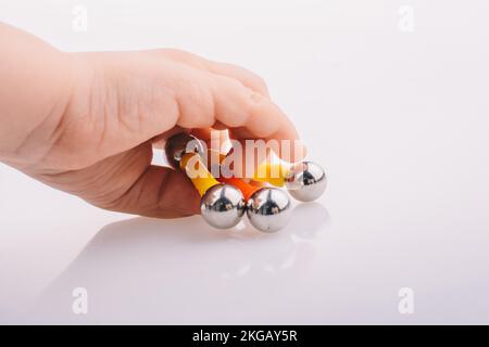 Magnete giocattolo barrette e sfere magnetiche sulla busta rossa Foto stock  - Alamy