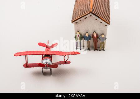 Aeroplano e piccola statuetta di uomo modello in miniatura in vista Foto Stock