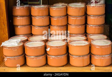 Kaymak, una cremosa prodotto caseario simile a crema, realizzato da latte, in pentole di creta Foto Stock