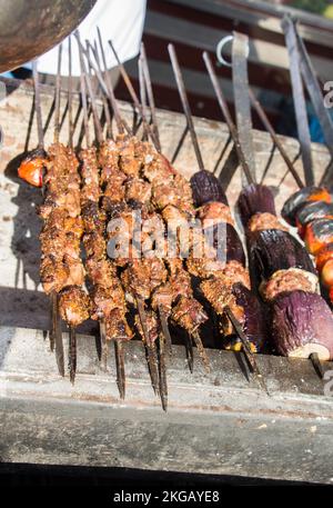 Shashlyk pollo alla griglia essendo nella vista Foto Stock