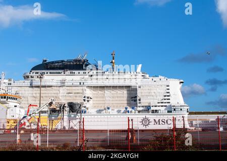 Saint-Nazaire, Francia. 3rd Nov 2022. La nave da crociera MSC Euribia è vista durante la sua costruzione presso il Chantiers de l'Atlantique a Saint-Nazaire (Francia). I cantieri Atlantici di Saint-Nazaire (Francia) stanno costruendo una nuova nave da crociera per la società italo-svizzera MSC dotata di tecnologie sostenibili. Denominata MSC Euribia, questa nave è alimentata da GNL senza emissione di ossidi di zolfo (SOx) e riduce gli ossidi di azoto (NOx) del 85%. Non emette particelle fini e riduce le emissioni di gas a effetto serra del 20%. Le navi da crociera sono sempre più criticate nei porti dove attraccano per il loro po Foto Stock