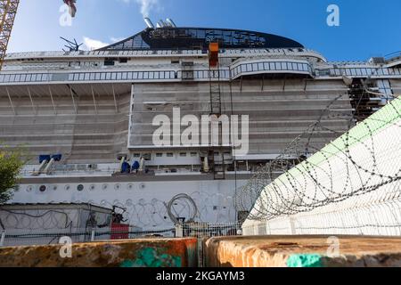 Saint-Nazaire, Francia. 3rd Nov 2022. La nave da crociera MSC Euribia è vista durante la sua costruzione presso il Chantiers de l'Atlantique a Saint-Nazaire (Francia). I cantieri Atlantici di Saint-Nazaire (Francia) stanno costruendo una nuova nave da crociera per la società italo-svizzera MSC dotata di tecnologie sostenibili. Denominata MSC Euribia, questa nave è alimentata da GNL senza emissione di ossidi di zolfo (SOx) e riduce gli ossidi di azoto (NOx) del 85%. Non emette particelle fini e riduce le emissioni di gas a effetto serra del 20%. Le navi da crociera sono sempre più criticate nei porti dove attraccano per il loro po Foto Stock