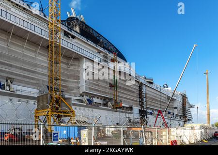 Saint-Nazaire, Francia. 3rd Nov 2022. La nave da crociera MSC Euribia è vista durante la sua costruzione presso il Chantiers de l'Atlantique a Saint-Nazaire (Francia). I cantieri Atlantici di Saint-Nazaire (Francia) stanno costruendo una nuova nave da crociera per la società italo-svizzera MSC dotata di tecnologie sostenibili. Denominata MSC Euribia, questa nave è alimentata da GNL senza emissione di ossidi di zolfo (SOx) e riduce gli ossidi di azoto (NOx) del 85%. Non emette particelle fini e riduce le emissioni di gas a effetto serra del 20%. Le navi da crociera sono sempre più criticate nei porti dove attraccano per il loro po Foto Stock