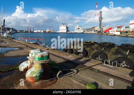 Saint-Nazaire, Francia. 3rd Nov 2022. Grande vista del porto di Saint-Nazaire con la MSC Euribia e le navi militari Jacques Chevallier fornitore in background. I cantieri Atlantici di Saint-Nazaire (Francia) stanno costruendo una nuova nave da crociera per la società italo-svizzera MSC dotata di tecnologie sostenibili. Denominata MSC Euribia, questa nave è alimentata da GNL senza emissione di ossidi di zolfo (SOx) e riduce gli ossidi di azoto (NOx) del 85%. Non emette particelle fini e riduce le emissioni di gas a effetto serra del 20%. Le navi da crociera sono sempre più criticate nei porti in cui attraccano per t Foto Stock