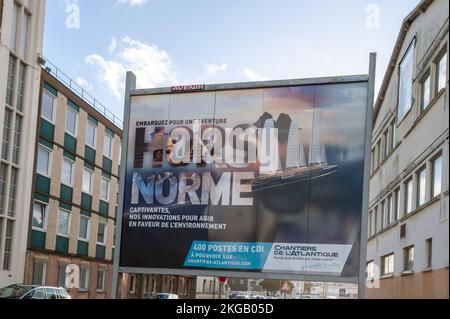 Saint-Nazaire, Francia. 3rd Nov 2022. Un cartello all'ingresso dei cantieri annuncia la ricerca di oltre 500 lavoratori da impiegare nella costruzione navale. I cantieri Atlantici di Saint-Nazaire (Francia) stanno costruendo una nuova nave da crociera per la società italo-svizzera MSC dotata di tecnologie sostenibili. Denominata MSC Euribia, questa nave è alimentata da GNL senza emissione di ossidi di zolfo (SOx) e riduce gli ossidi di azoto (NOx) del 85%. Non emette particelle fini e riduce le emissioni di gas a effetto serra del 20%. Le navi da crociera sono sempre più criticate nei porti in cui attraccano per il loro pol Foto Stock