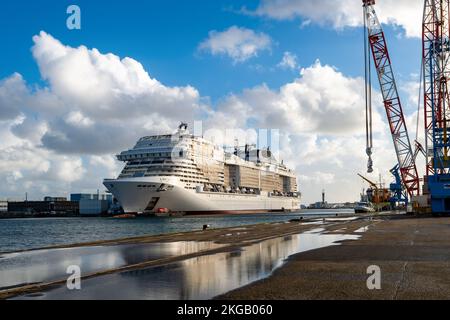 Saint-Nazaire, Francia. 3rd Nov 2022. La nave da crociera MSC Euribia è vista durante la sua costruzione presso il Chantiers de l'Atlantique a Saint-Nazaire (Francia). I cantieri Atlantici di Saint-Nazaire (Francia) stanno costruendo una nuova nave da crociera per la società italo-svizzera MSC dotata di tecnologie sostenibili. Denominata MSC Euribia, questa nave è alimentata da GNL senza emissione di ossidi di zolfo (SOx) e riduce gli ossidi di azoto (NOx) del 85%. Non emette particelle fini e riduce le emissioni di gas a effetto serra del 20%. Le navi da crociera sono sempre più criticate nei porti dove attraccano per il loro po Foto Stock