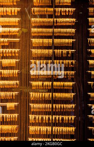 Display negozio di decine di golden Bracciali e schiave Foto Stock