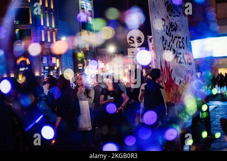 Buenos Aires, Argentina. 22nd Nov 2022. Gli operatori sanitari partecipano al raduno della sanità pubblica per i bassi salari e le scarse condizioni di lavoro a causa della crisi del sistema sanitario pubblico. I medici argentini prendono parte a un rally di salute pubblica chiamato la notte delle luci. (Foto di Mariana Nedelcu/SOPA Images/Sipa USA) Credit: Sipa USA/Alamy Live News Foto Stock