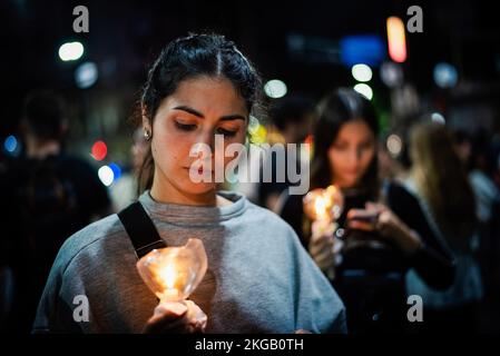 Buenos Aires, Argentina. 22nd Nov 2022. Gli operatori sanitari tengono le candele durante il raduno della sanità pubblica su salari bassi e condizioni di lavoro scadenti a causa della crisi del sistema sanitario pubblico. I medici argentini prendono parte a un rally di salute pubblica chiamato la notte delle luci. (Foto di Mariana Nedelcu/SOPA Images/Sipa USA) Credit: Sipa USA/Alamy Live News Foto Stock