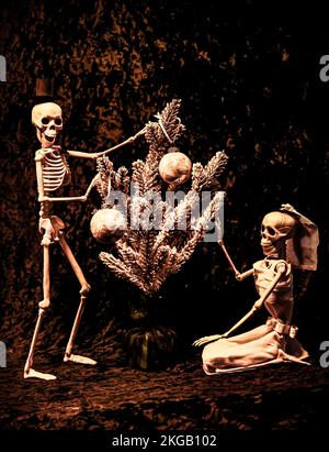 Sposa scheletro e la Sala decorare un albero di Natale per le vacanze Foto Stock