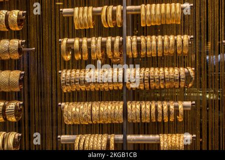 Display negozio di decine di golden Bracciali e schiave Foto Stock