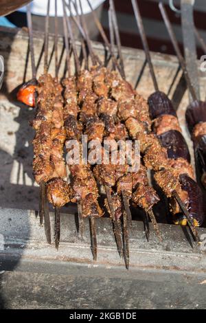 Shashlyk pollo alla griglia essendo nella vista Foto Stock