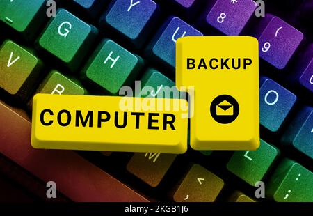 Scrittura a mano segno computer Backup. Concetto Internet l'atto di copiare file e dati su un secondo supporto Foto Stock