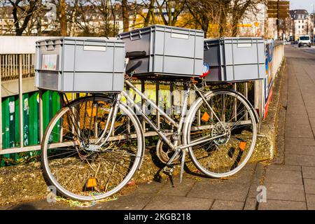 Bicicletta con contenitori di plastica di foodsharing, distributore alimentare, Colonia, Renania settentrionale-Vestfalia, Germania, Europa Foto Stock