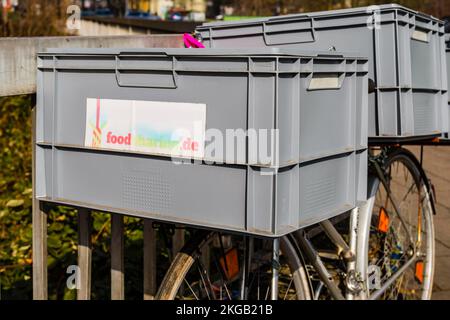 Bicicletta con contenitori di plastica di foodsharing, distributore alimentare, Colonia, Renania settentrionale-Vestfalia, Germania, Europa Foto Stock