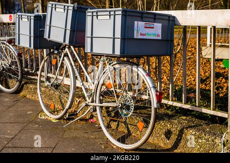 Bicicletta con contenitori di plastica di foodsharing, distributore alimentare, Colonia, Renania settentrionale-Vestfalia, Germania, Europa Foto Stock