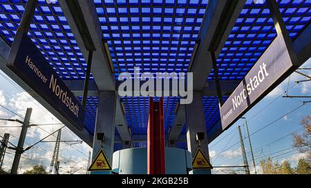 Piattaforma con tetto in blocchi di vetro blu e cemento a vista, stazione Hannover-Nordstadt, S-Bahn, architetto Hansjörg Göritz, progetto Expo 2000, Foto Stock