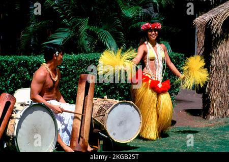 Ballerino e batterista allo storico Kodak Hula Show, Honolulu, Oahu, Hawaii, USA, Nord America Foto Stock