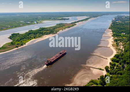 Vista aerea di una nave da carico nel canale di navigazione dell'Elba vicino a Blankenese in direzione del Mare del Nord. Immagine a destra: Centrale elettrica di Wedel, Foto Stock