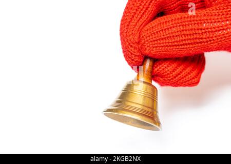 Primo piano di Babbo Natale tenendo in mano una piccola campana su sfondo bianco Foto Stock