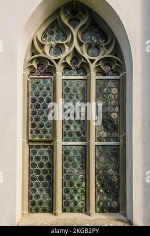 Finestre della chiesa della cappella del cimitero dell'Assunzione della Vergine Maria, edificio sacro, architettura cristiana, Meersburg sul lago di Costanza, Bade Foto Stock