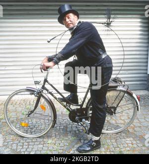 Scopa il camino nella formazione professionale e posa in uno studio fotografico, qui su 5.05.1992 a Iserlohn, Germania, Europa Foto Stock