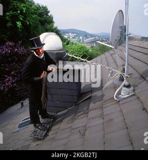 Scopa il camino nella formazione professionale e posa in uno studio fotografico, qui su 5.05.1992 a Iserlohn, Germania, Europa Foto Stock