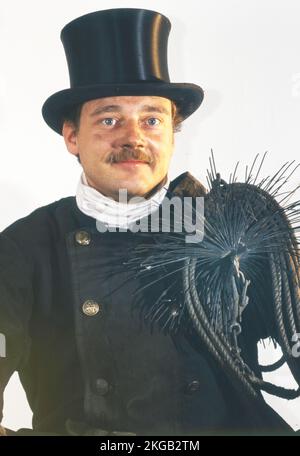 Scopa il camino nella formazione professionale e posa in uno studio fotografico, qui su 5.05.1992 a Iserlohn, Germania, Europa Foto Stock