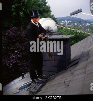 Scopa il camino nella formazione professionale e posa in uno studio fotografico, qui su 5.05.1992 a Iserlohn, Germania, Europa Foto Stock