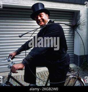 Scopa il camino nella formazione professionale e posa in uno studio fotografico, qui su 5.05.1992 a Iserlohn, Germania, Europa Foto Stock