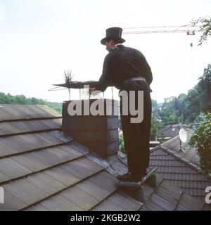 Scopa il camino nella formazione professionale e posa in uno studio fotografico, qui su 5.05.1992 a Iserlohn, Germania, Europa Foto Stock