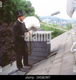 Scopa il camino nella formazione professionale e posa in uno studio fotografico, qui su 5.05.1992 a Iserlohn, Germania, Europa Foto Stock