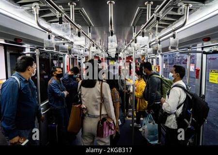 Bangkok, Thailandia. 23rd Nov 2022. I passeggeri su un volo Thai AirAsia (FD) prendono un autobus navetta per il loro volo a piedi all'Aeroporto Internazionale Don Mueang (DMK) a Bangkok. Il viaggio internazionale riprende in Thailandia, mentre gli arrivi di turisti stranieri aumentano rapidamente verso livelli pre-pandemici, contribuendo in modo significativo alla ripresa dell'economia dipendente dal turismo. Credit: SOPA Images Limited/Alamy Live News Foto Stock