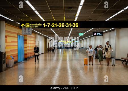 Bangkok, Thailandia. 23rd Nov 2022. I passeggeri camminano attraverso il terminal delle partenze internazionali all'Aeroporto Internazionale Don Mueang (DMK) di Bangkok. Il viaggio internazionale riprende in Thailandia, mentre gli arrivi di turisti stranieri aumentano rapidamente verso livelli pre-pandemici, contribuendo in modo significativo alla ripresa dell'economia dipendente dal turismo. Credit: SOPA Images Limited/Alamy Live News Foto Stock