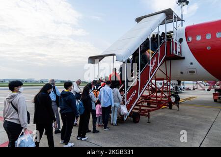 Bangkok, Thailandia. 23rd Nov 2022. I passeggeri saliscono a bordo di un Thai AirAsia (FD) Airbus A320-200 presso l'Aeroporto Internazionale Don Mueang (DMK) di Bangkok. Il viaggio internazionale riprende in Thailandia, mentre gli arrivi di turisti stranieri aumentano rapidamente verso livelli pre-pandemici, contribuendo in modo significativo alla ripresa dell'economia dipendente dal turismo. Credit: SOPA Images Limited/Alamy Live News Foto Stock