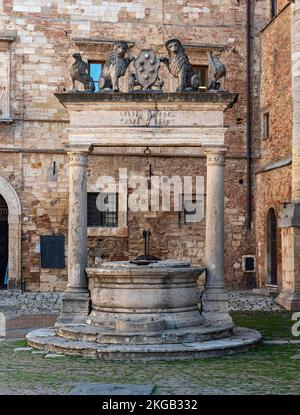 Fontana a Piazza Grande, Montepulciano, Toscana, Italia, Europa Foto Stock