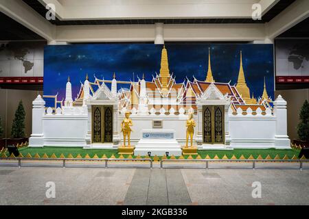 Bangkok, Thailandia. 23rd Nov 2022. Le opere d'arte del Grand Palace sono esposte nella sala partenze internazionali dell'Aeroporto Internazionale Don Mueang (DMK) di Bangkok. Il viaggio internazionale riprende in Thailandia, mentre gli arrivi di turisti stranieri aumentano rapidamente verso livelli pre-pandemici, contribuendo in modo significativo alla ripresa dell'economia dipendente dal turismo. Credit: SOPA Images Limited/Alamy Live News Foto Stock