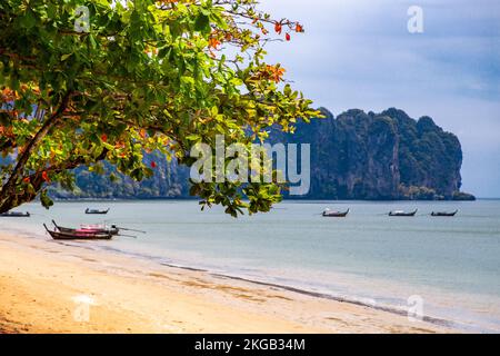 Vista della spiaggia di Ao Nang a Krabi, Thailandia Foto Stock